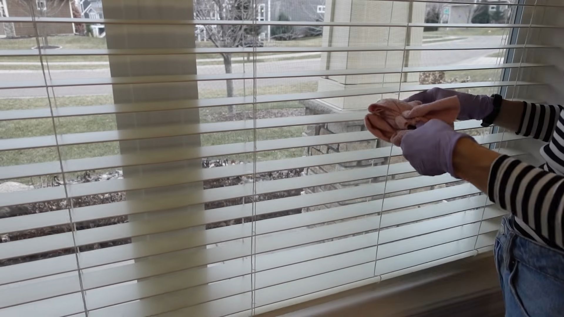Clean window blinds easily