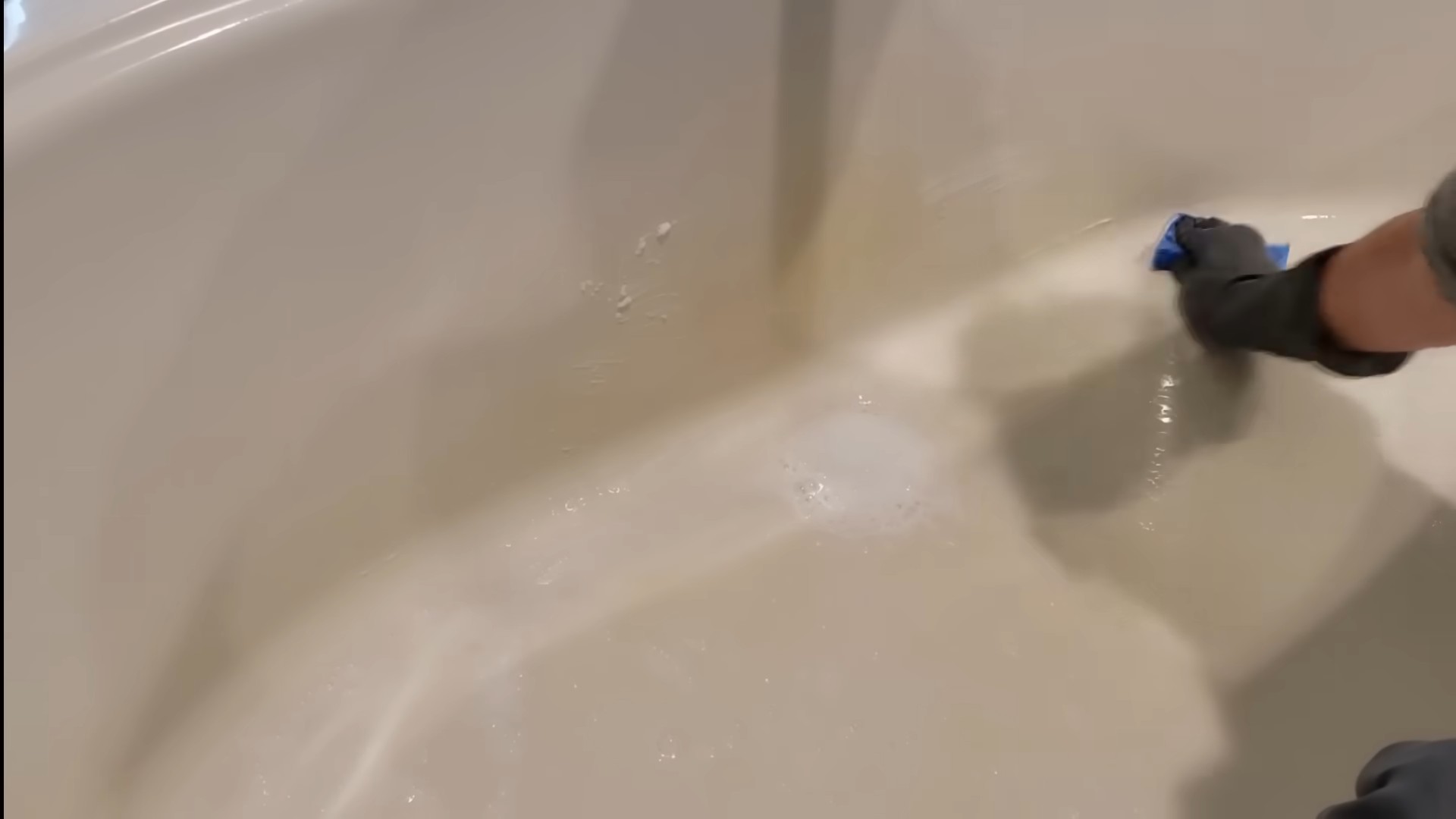DIY vinegar cleaner bathroom